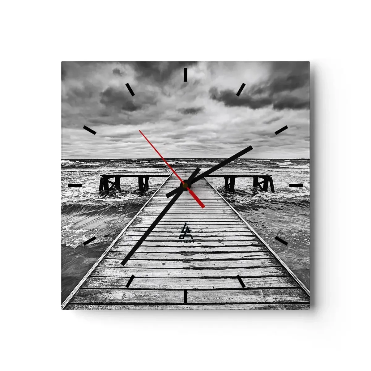 Horloge murale - Pendule murale - Une vue en noir et blanc d'une jetée en bois sur une mer agitée. - 30x30cm - J'attends que le vent, ça le chassera... - Décoration murale moderne pour le salon et la chambre ARTTOR