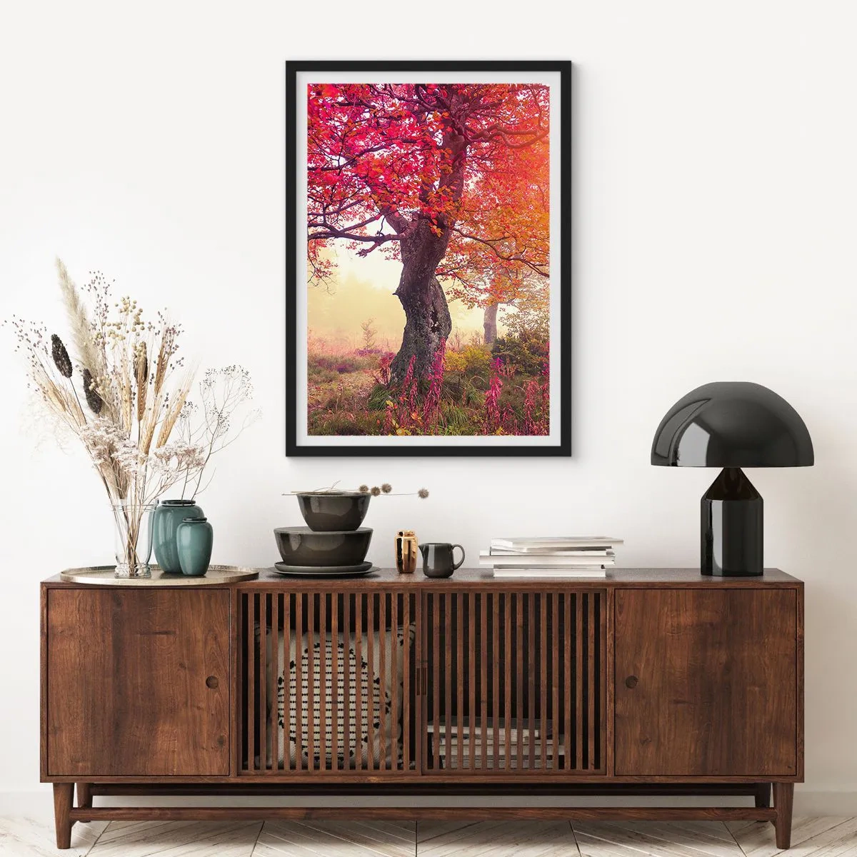 Affiche dans un cadre noir - Poster - Un arbre aux feuilles rouges dans un paysage d'automne - 50x70cm - Frénésie de floraison - Décoration murale moderne pour le salon et la chambre ARTTOR