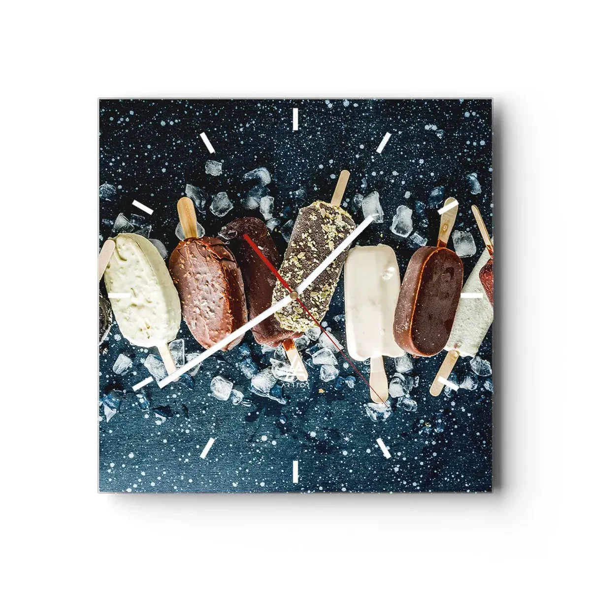 Horloge murale - Pendule murale - Des glaces colorées disposées sur de la glace avec un fond sombre - 30x30cm - Le goût de l'été chaud - Décoration murale moderne pour le salon et la chambre ARTTOR