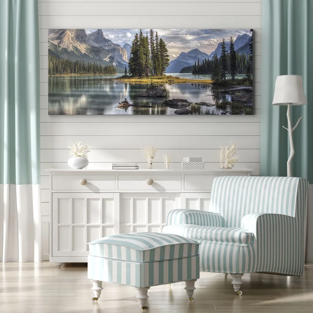 Impression sur toile - Image sur toile - Un paysage de montagne avec une île entourée d'un lac calme - 120x50cm - Sous les grandes eaux claires - Décoration murale moderne pour le salon et la chambre ARTTOR