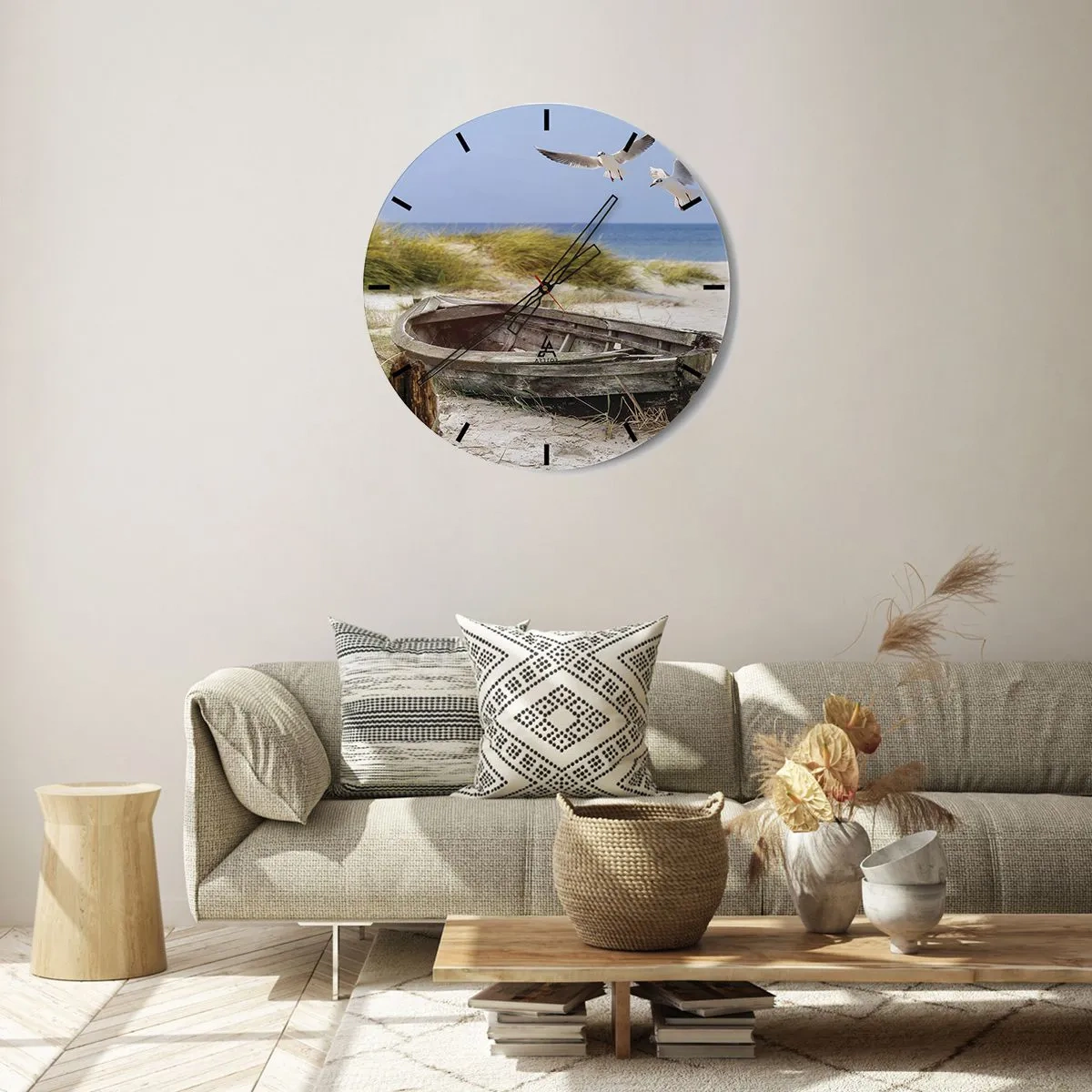 Horloge murale - Pendule murale - Un bateau sur une plage de sable avec des mouettes - 30x30cm - Bain de vent - Décoration murale moderne pour le salon, la cuisine et la chambre ARTTOR
