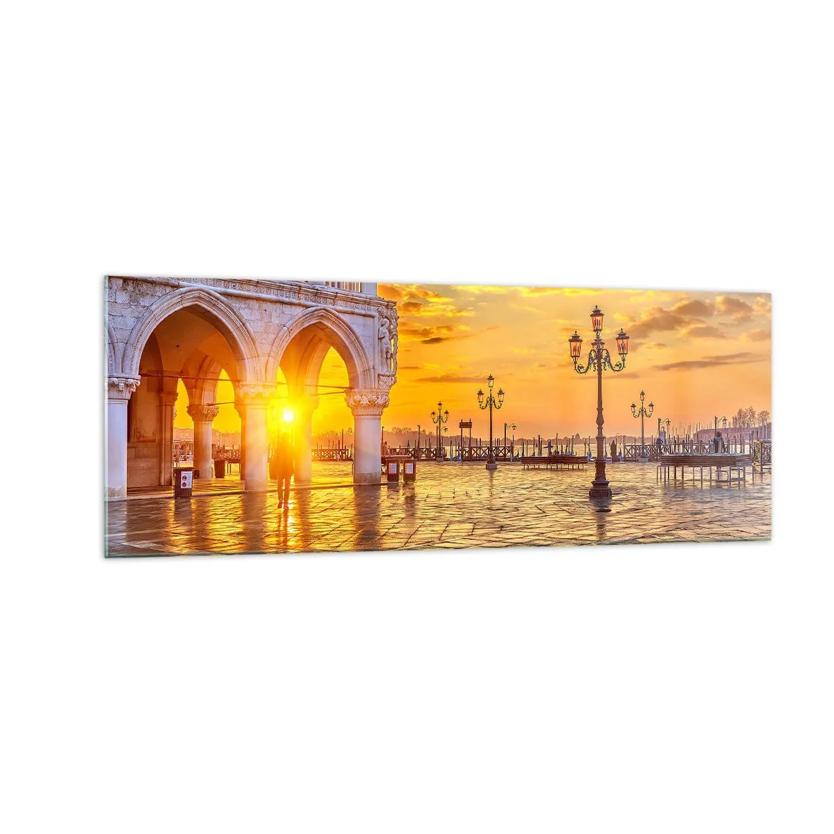 Impression sur verre - Image sur verre - Coucher de soleil doré sur la place de la ville avec des arcades et des lampes - 140x50cm - Où est tout le monde? - Décoration murale moderne pour le salon et la chambre ARTTOR