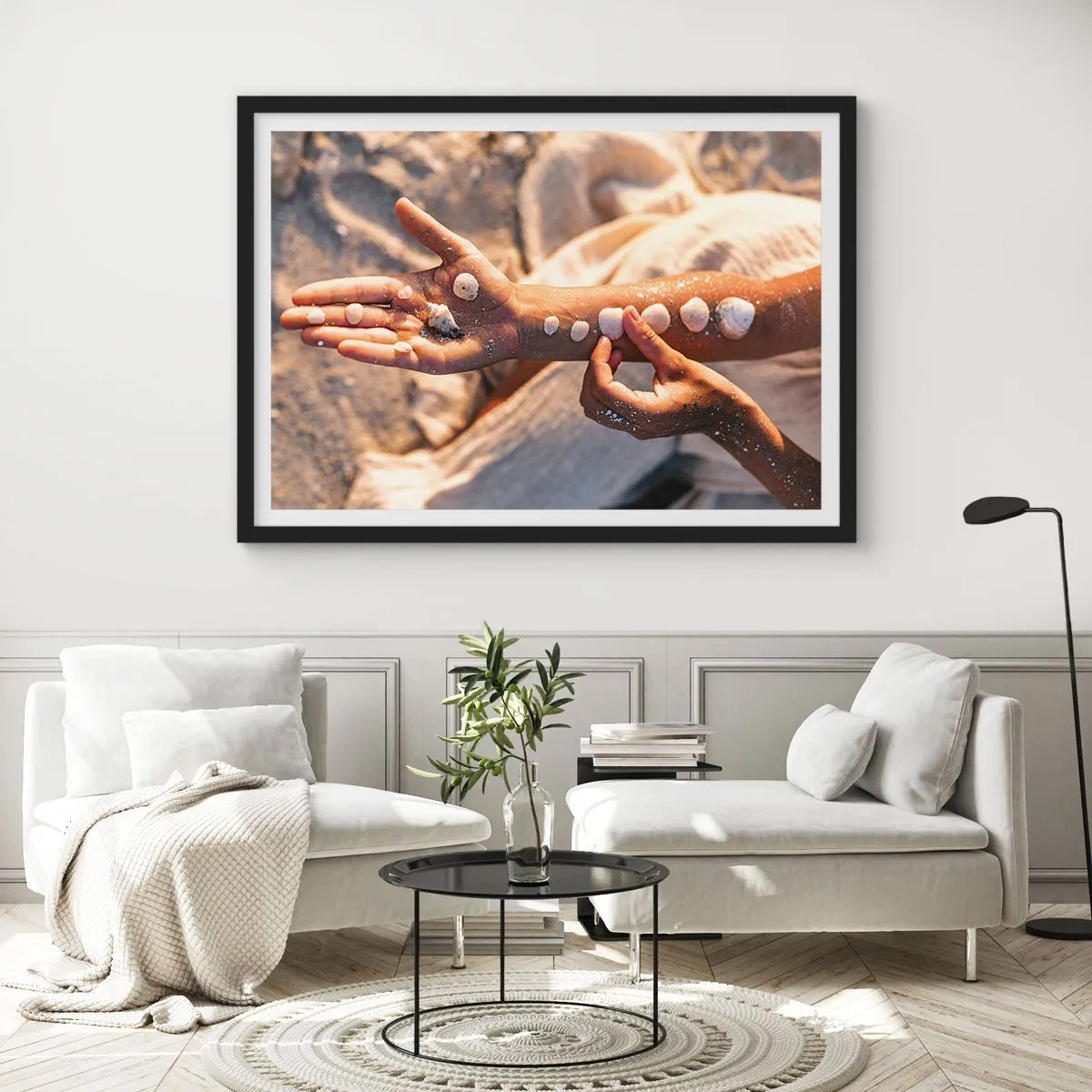 Affiche dans un cadre noir - Poster - Mains avec des coquillages disposés sur le fond de sable - 70x50cm - La beauté à portée de main - Décoration murale moderne pour le salon et la chambre ARTTOR