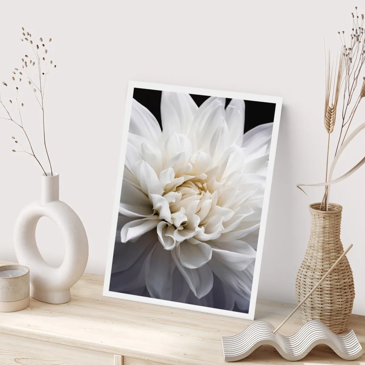 Affiche - Poster - Gros plan d'un dahlia blanc sur un fond sombre - 50x70cm - Le matin de la jeune mariéé - Décoration murale moderne pour le salon et la chambre ARTTOR