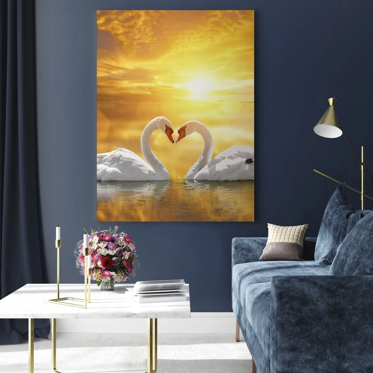 Impression sur verre - Image sur verre - Une scène romantique de deux cygnes formant un cœur sur fond de coucher de soleil doré. - 70x100cm - Le coeur est le plus beau mot du monde… - Décoration murale moderne pour le salon et la chambre ARTTOR