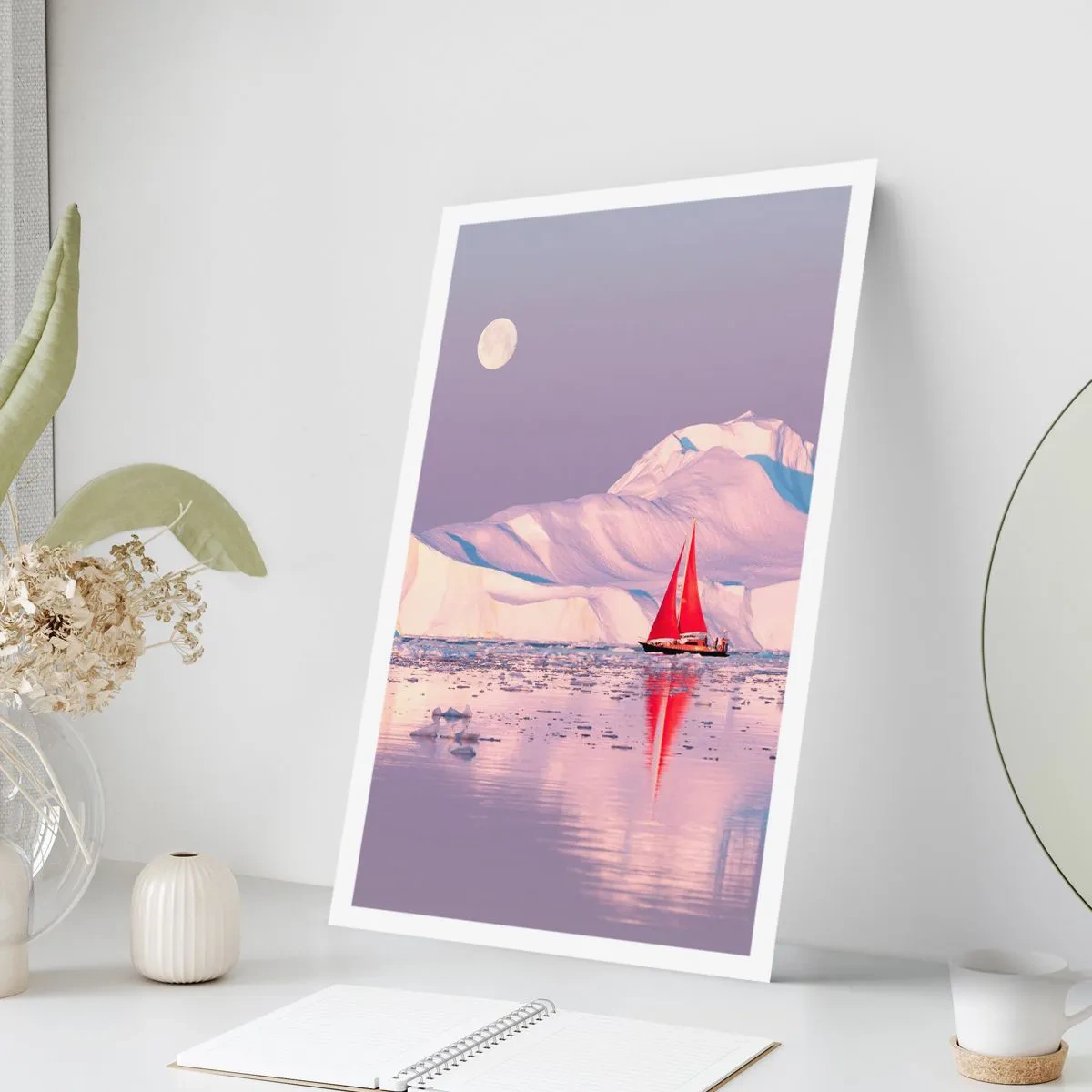 Affiche - Poster - Une voile rouge sur fond d'icebergs sous la pleine lune - 50x70cm - La chaleur de la voile, le froid de la glace - Décoration murale moderne pour le salon et la chambre ARTTOR