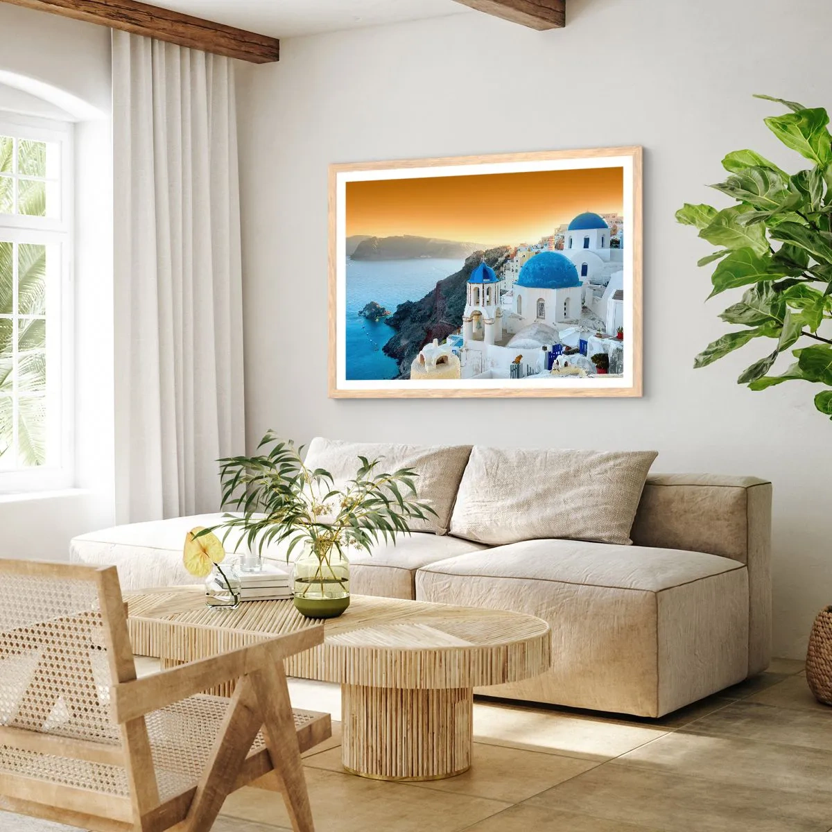 Affiche dans un chêne clair - Poster - Santorin - blotti contre les rochers - 70x50 cm