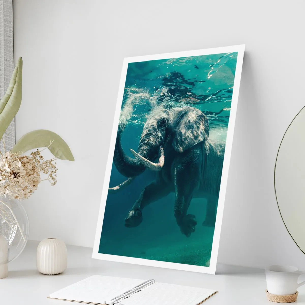 Affiche - Poster - Un éléphant nageant dans une eau turquoise - 50x70cm - Tout le monde aime nager - Décoration murale moderne pour le salon et la chambre ARTTOR