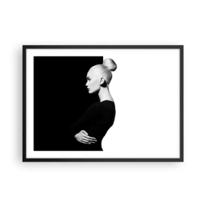 Affiche dans un cadre noir - Poster - Portrait élégant d'une femme sur fond noir et blanc - 70x50cm - Tout simplement une femme - Décoration murale moderne pour le salon et la chambre ARTTOR