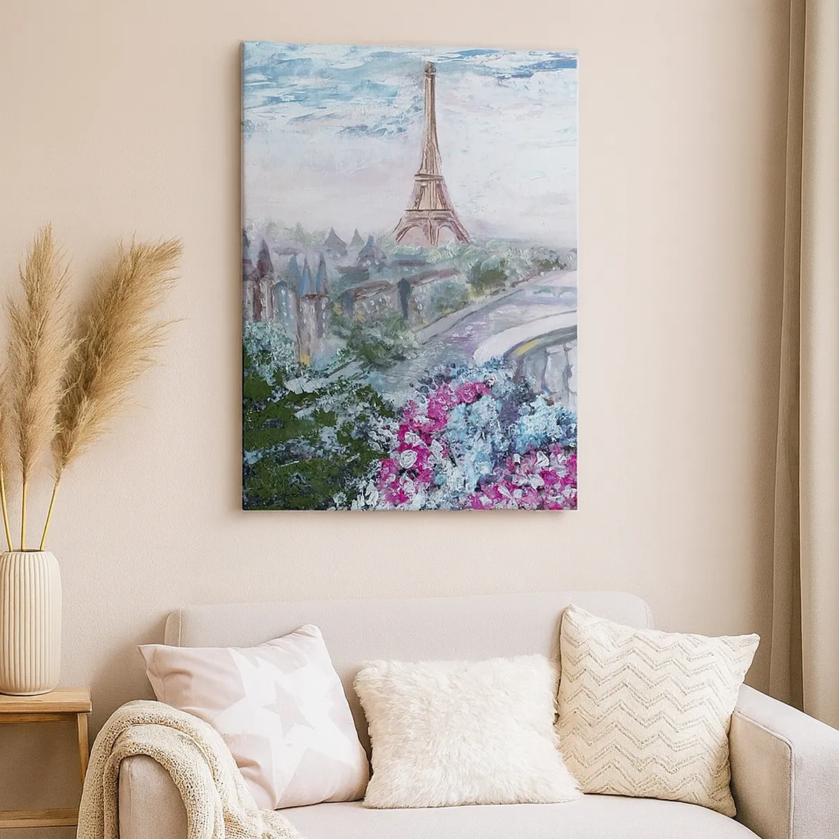 Impression sur toile - Image sur toile - Une vue romantique de Paris avec la Tour Eiffel et un balcon rempli de fleurs - 50x70cm - C'est le plus beau ici en mai - Décoration murale moderne pour le salon et la chambre ARTTOR