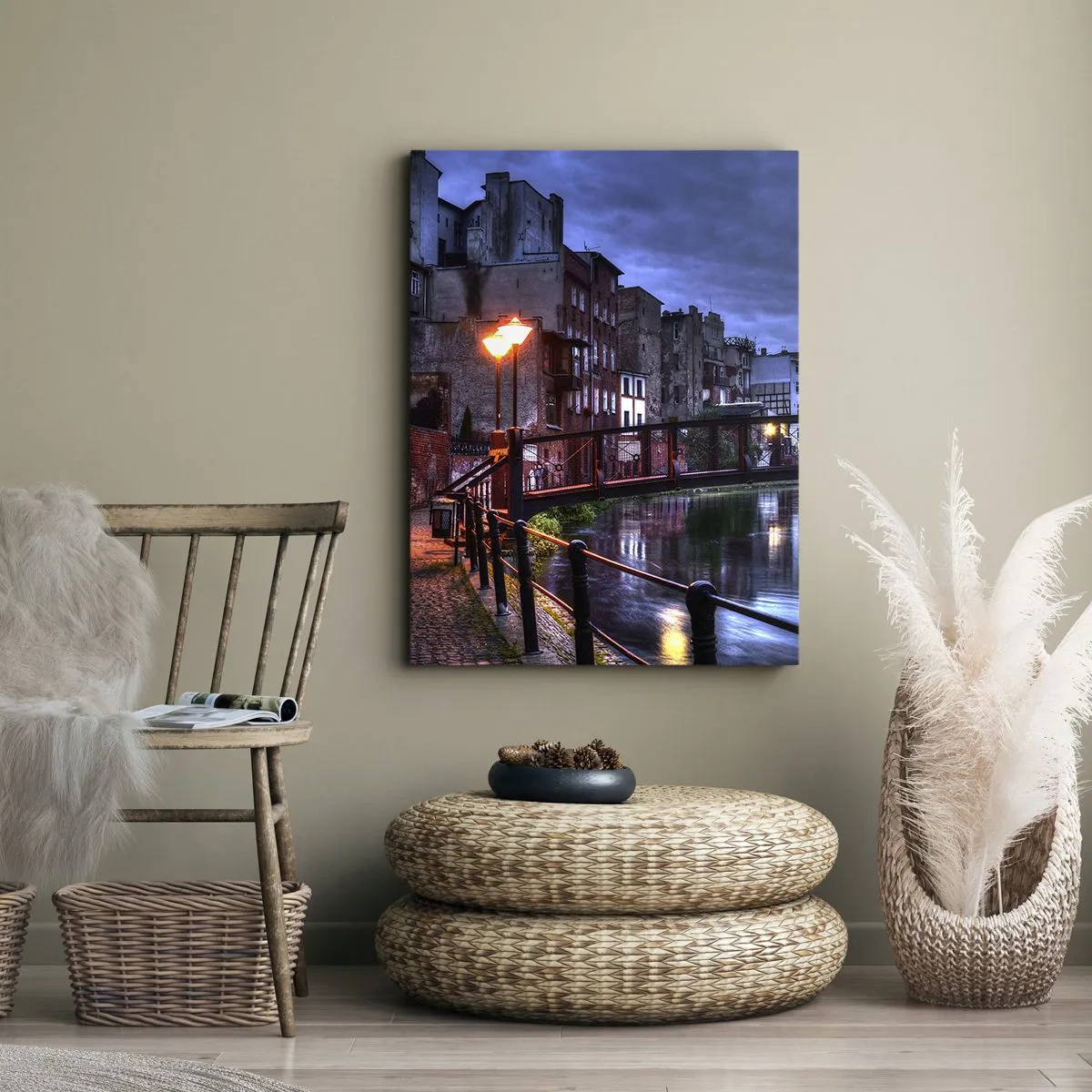 Impression sur toile - Image sur toile - Vue nocturne des immeubles d'habitation et du pont sur le canal - 70x100cm - Tu n'as pas connu ce Bydgoszcz - Décoration murale moderne pour le salon et la chambre ARTTOR