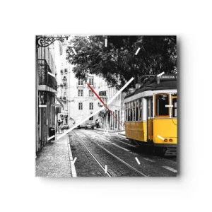 Horloge murale - Pendule murale - Un tramway jaune sur fond de rue en noir et blanc - 30x30cm - Et du fado en arrière-plan - Décoration murale moderne pour le salon et la chambre ARTTOR