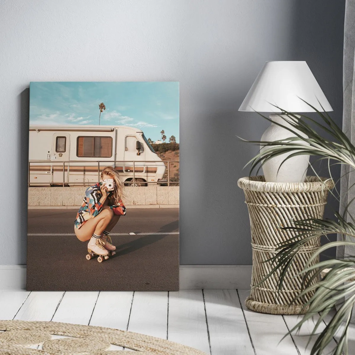 Impression sur toile - Image sur toile - Une fille sur des patins à roulettes prenant une photo par une journée ensoleillée. - 70x100cm - Souriez s'il-vous-plait! - Décoration murale moderne pour le salon et la chambre ARTTOR