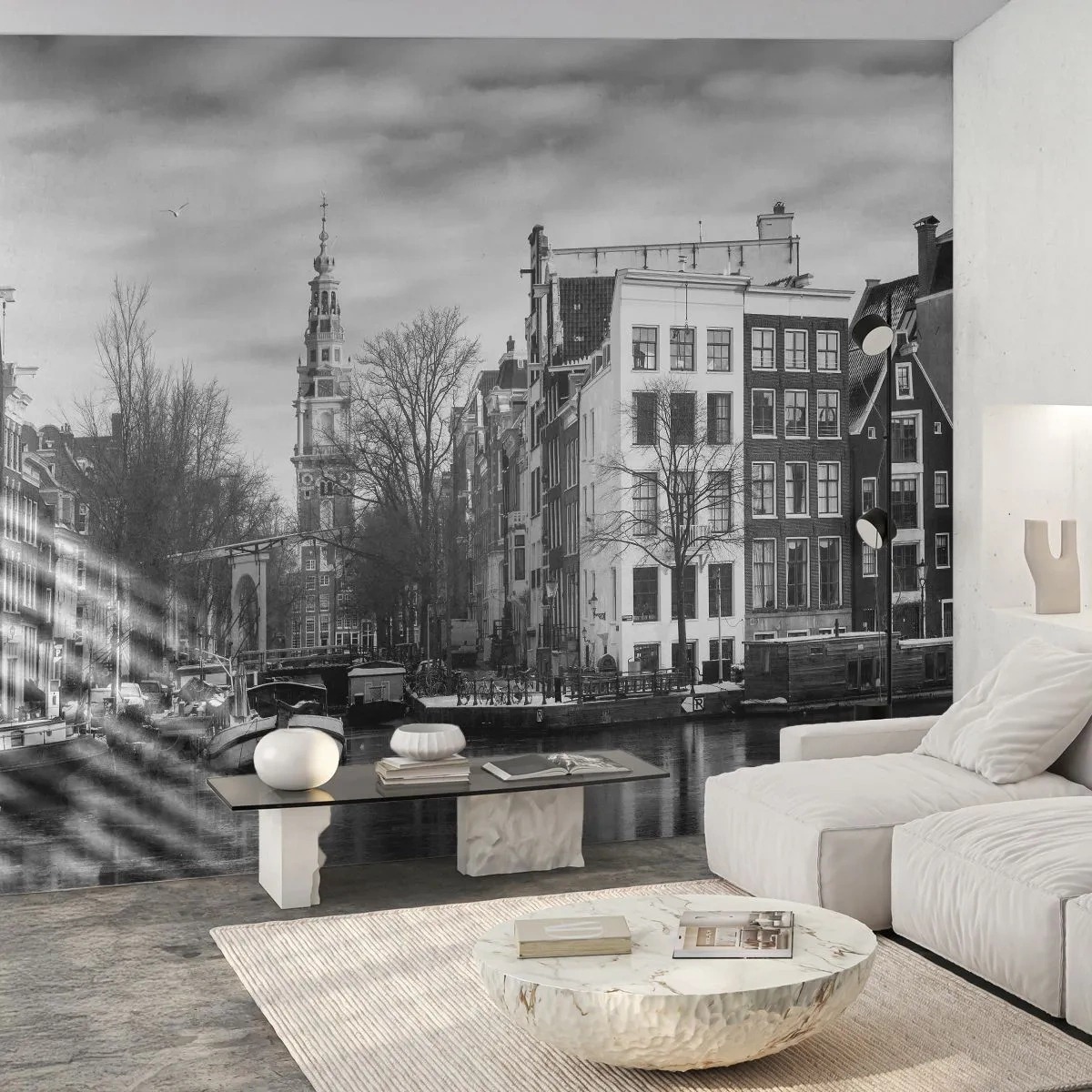 Papier Peint Photo Premium Sand - Vue en noir et blanc du canal avec des bateaux et des maisons - 100x70cm - Climat d'Amsterdam - Décoration murale moderne pour le salon et la chambre ARTTOR