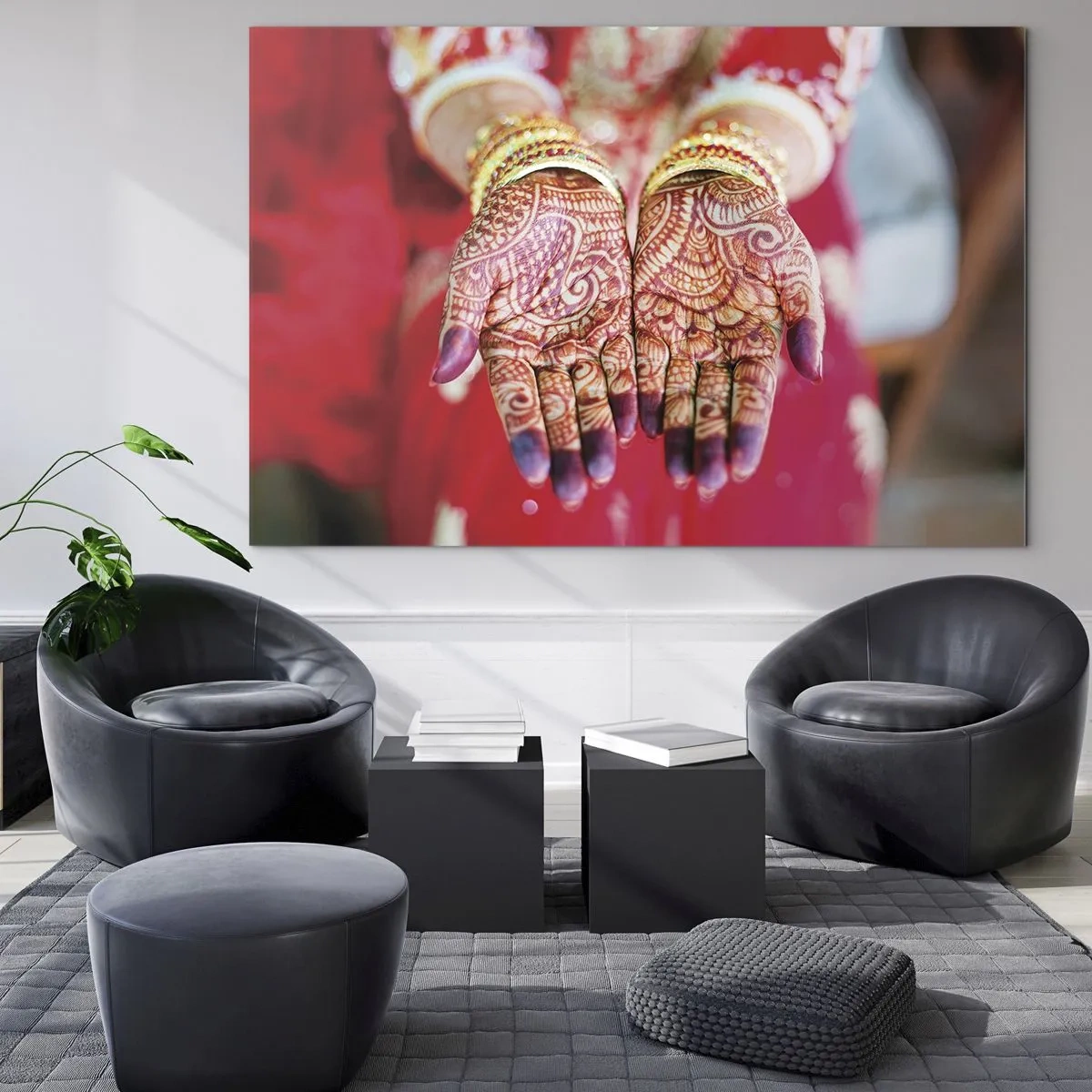 Impression sur verre - Image sur verre - Mains au henné en tenue traditionnelle sur fond rouge - 120x80cm - Prêt à saisir votre chance - Décoration murale moderne pour le salon et la chambre ARTTOR