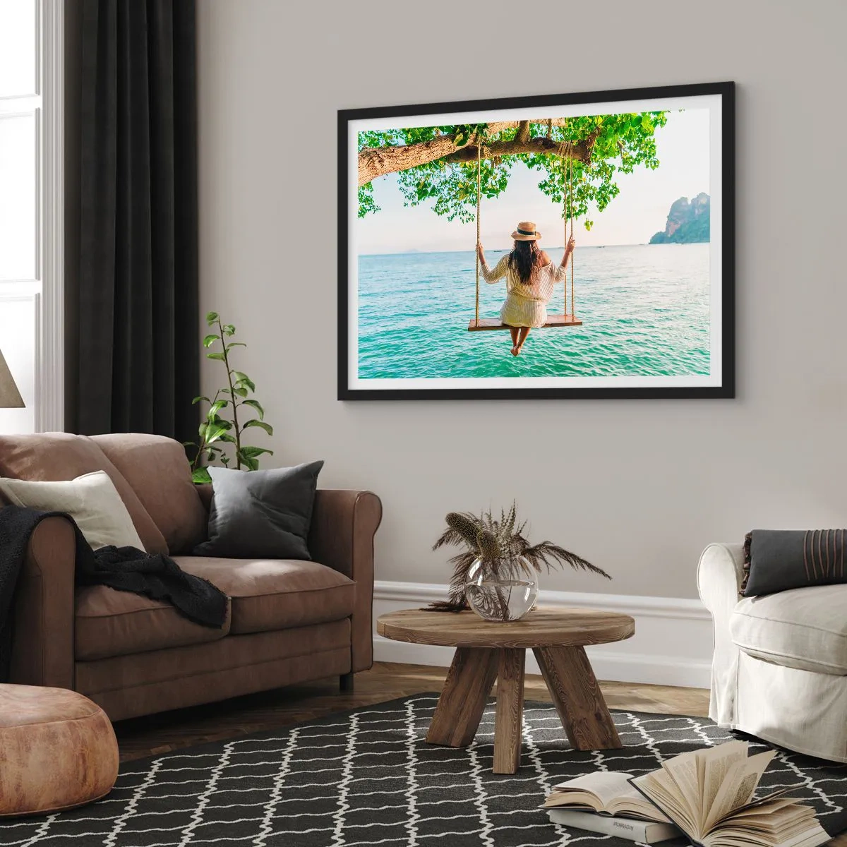 Affiche dans un cadre noir - Poster - Femme sur une balançoire au bord de la mer dans un paysage tropical - 70x50cm - La vie est belle - Décoration murale moderne pour le salon et la chambre ARTTOR