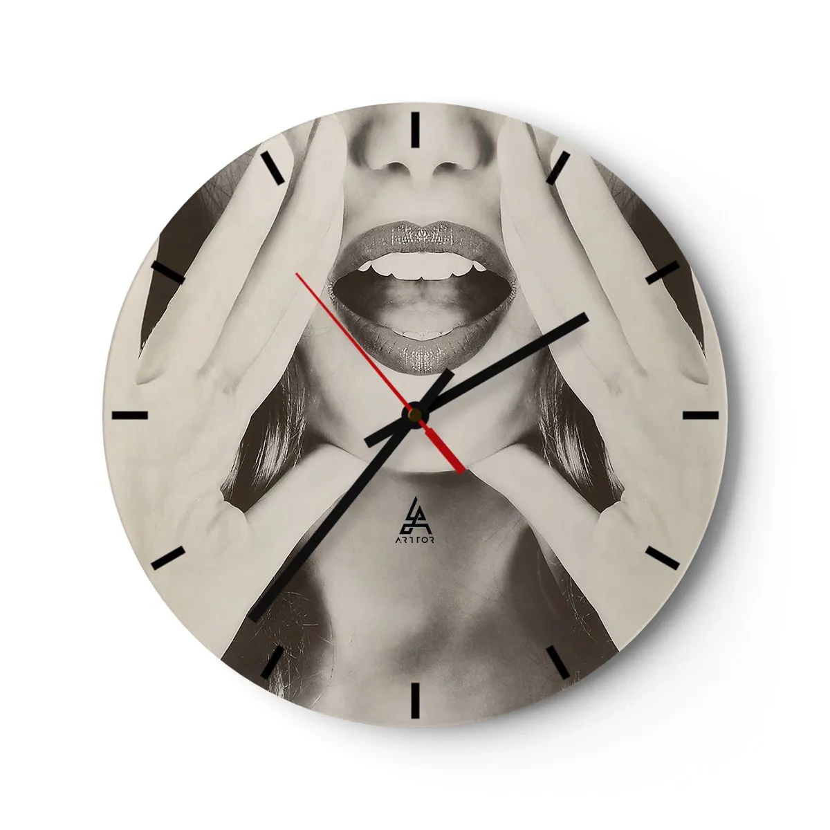 Horloge murale - Pendule murale - Prise de vue sépia artistique de la bouche et des mains d'une femme - 30x30cm - J'arrive! - Décoration murale moderne pour le salon, la cuisine et la chambre ARTTOR