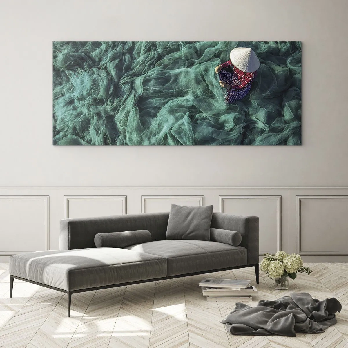 Impression sur verre - Image sur verre - Une personne avec un chapeau parmi des filets de pêche verts - 120x50cm - Dans une mer de filet - Décoration murale moderne pour le salon et la chambre ARTTOR