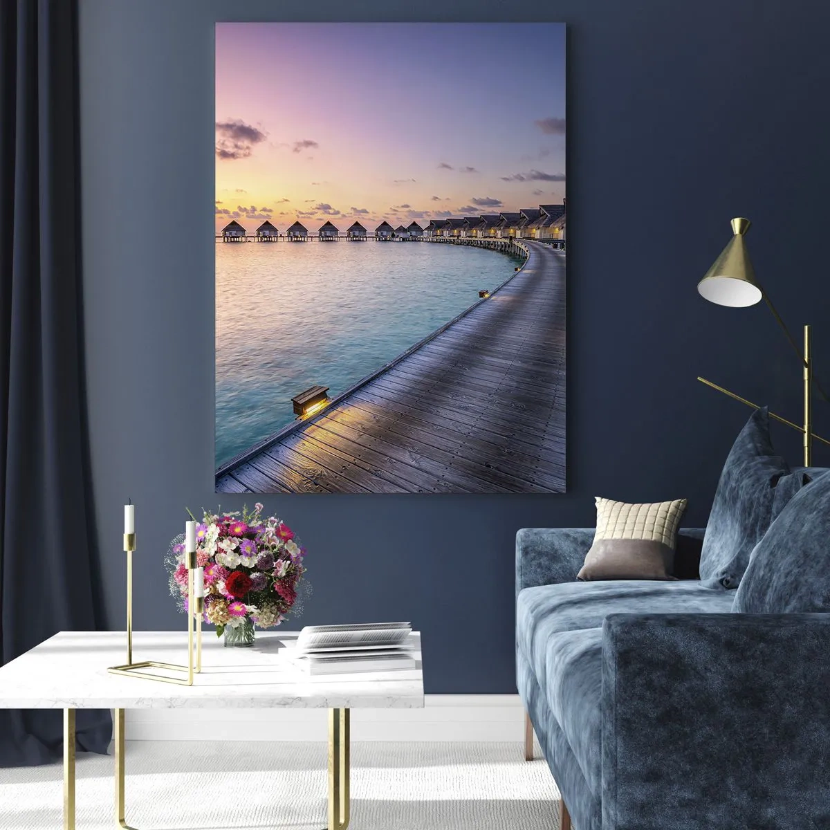 Impression sur verre - Image sur verre - La jetée menant aux chalets au bord de l'eau au coucher du soleil - 70x100cm - Vacances - retour aux sources - Décoration murale moderne pour le salon et la chambre ARTTOR