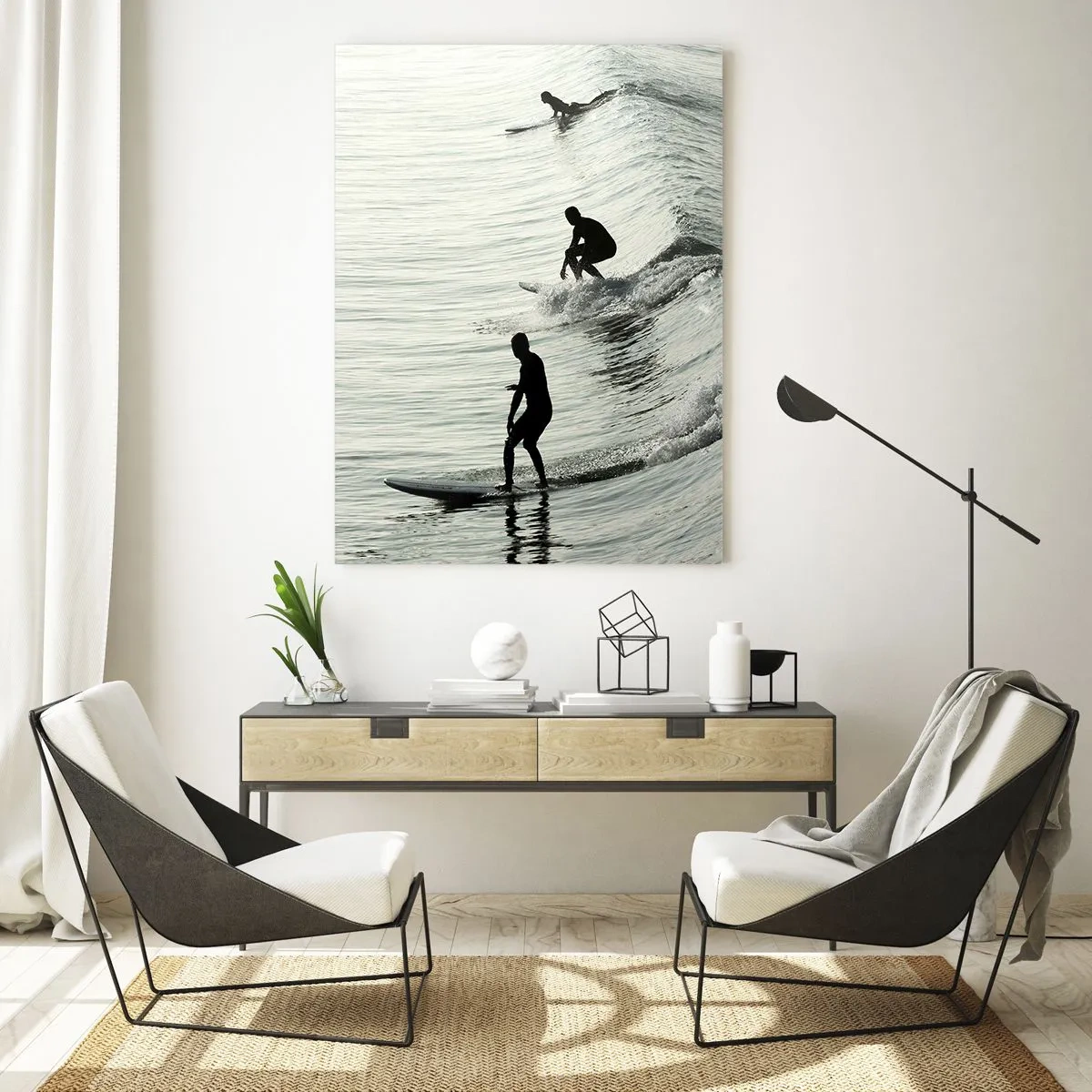 Impression sur verre - Image sur verre - Surfeurs sur les vagues dans une photo monochrome - 80x120cm - A la rencontre de la vague - Décoration murale moderne pour le salon et la chambre ARTTOR