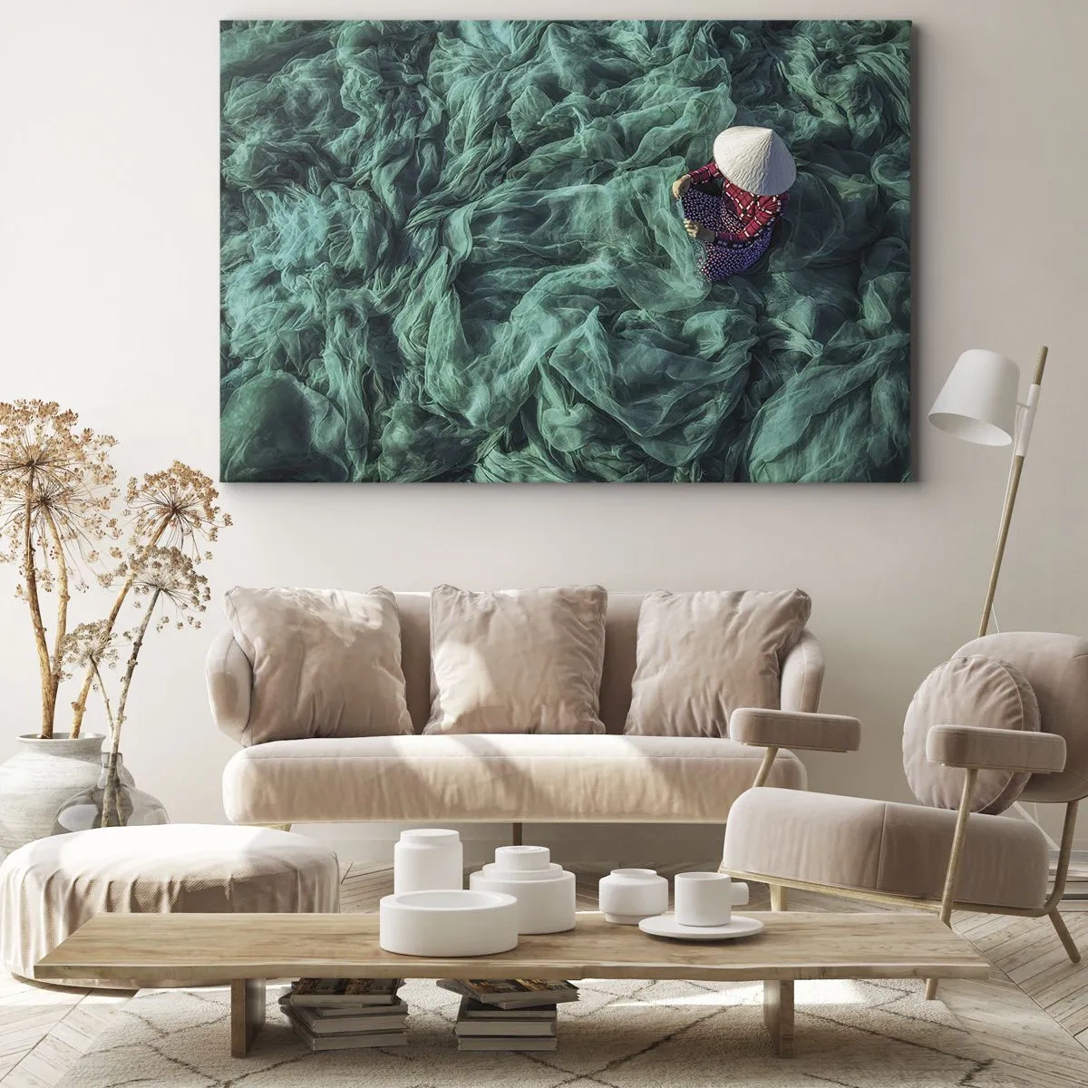 Impression sur toile - Image sur toile - Une personne avec un chapeau parmi des filets de pêche verts - 120x80cm - Dans une mer de filet - Décoration murale moderne pour le salon et la chambre ARTTOR