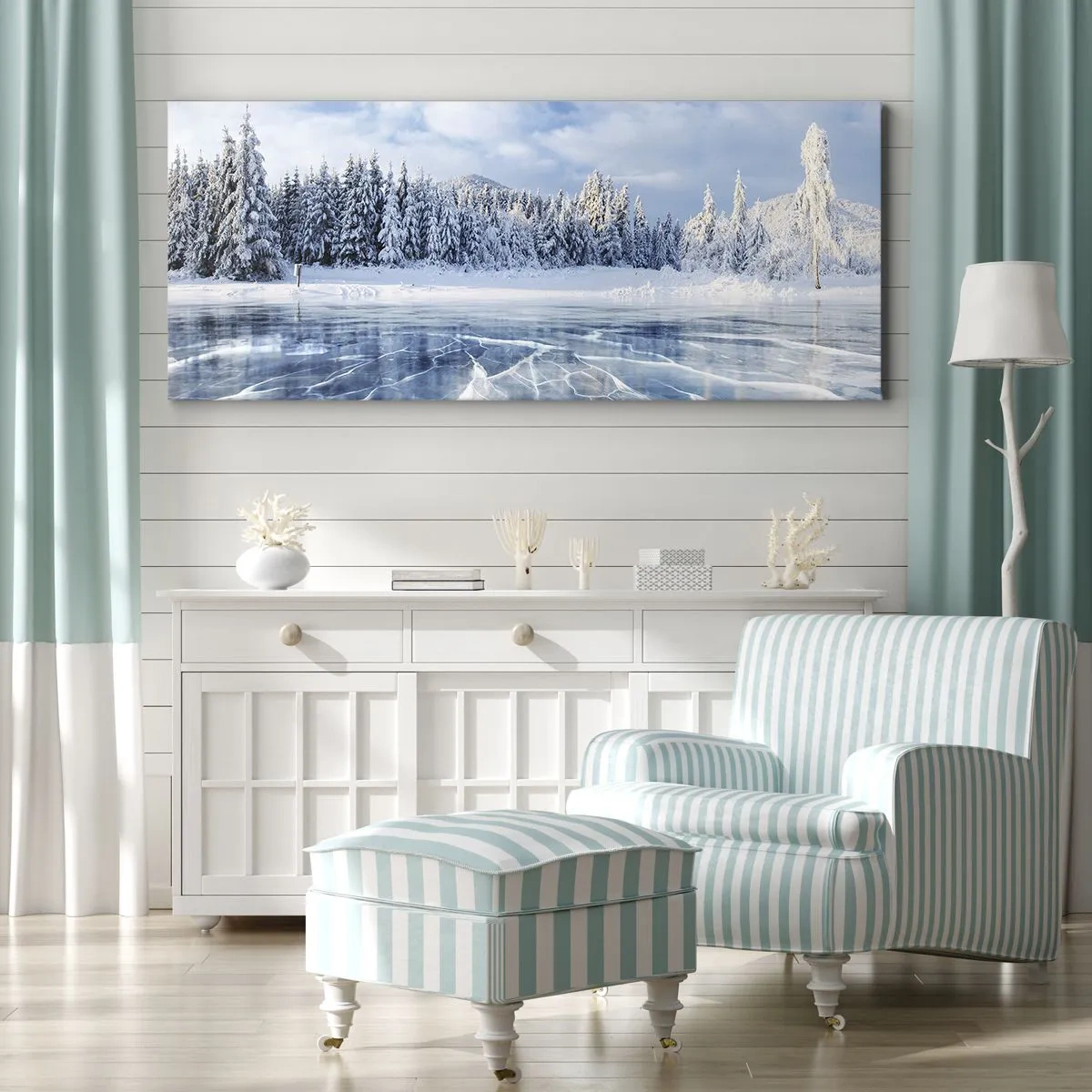 Impression sur toile - Image sur toile - Un lac gelé entouré d'une forêt enneigée - 140x50cm - Vue éblouissante et cristalline - Décoration murale moderne pour le salon et la chambre ARTTOR