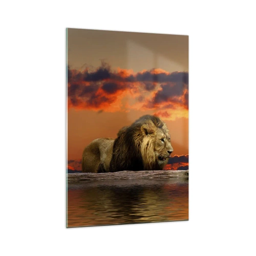 Impression sur verre - Image sur verre - Un lion se repose au bord de l'eau au coucher du soleil avec un ciel dramatique. - 70x100cm - Le roi de la nature - Décoration murale moderne pour le salon et la chambre ARTTOR