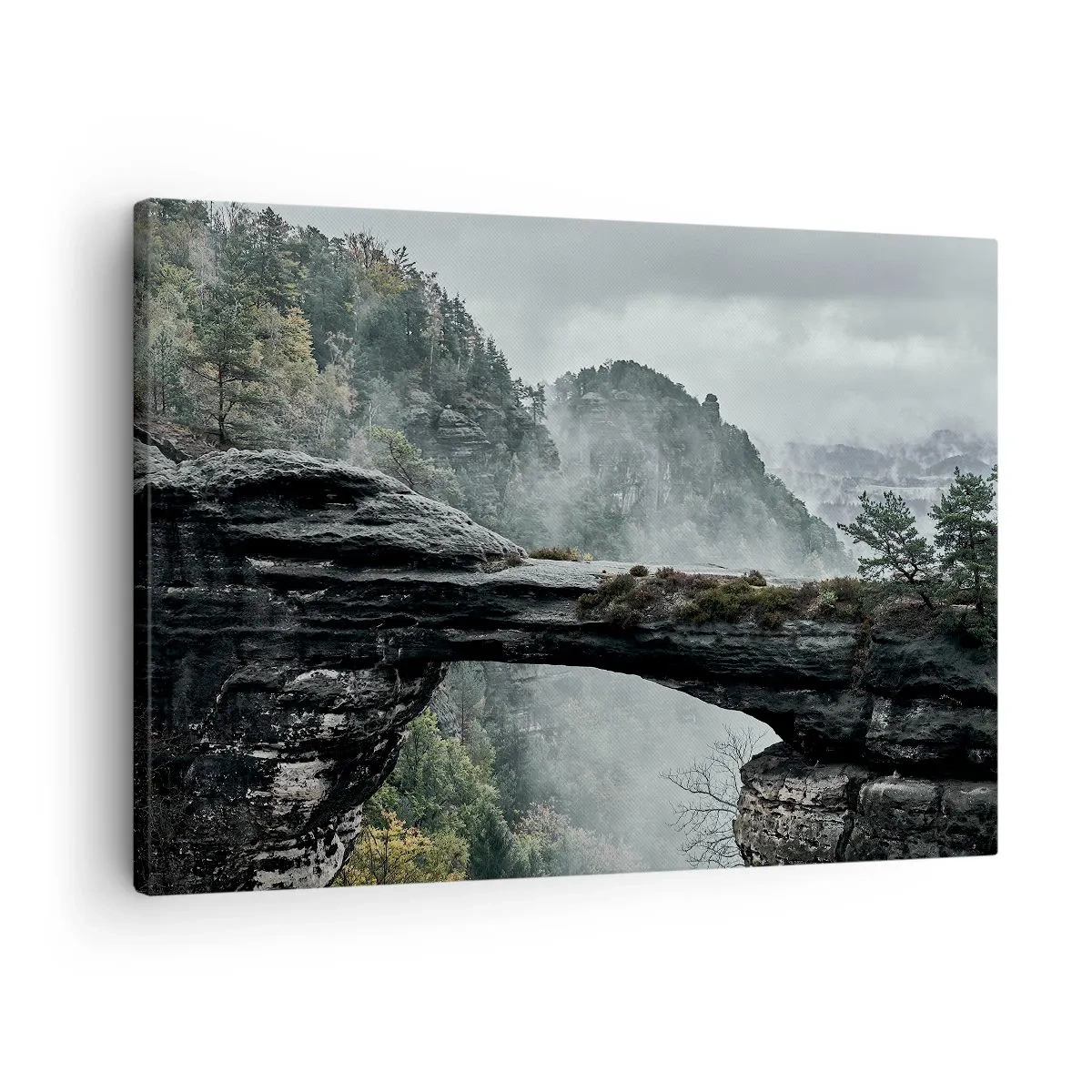 Impression sur toile - Image sur toile - Une arche de pierre entourée de montagnes brumeuses et de forêts - 70x50cm - L'aventure est sur le point de commencer - Décoration murale moderne pour le salon et la chambre ARTTOR