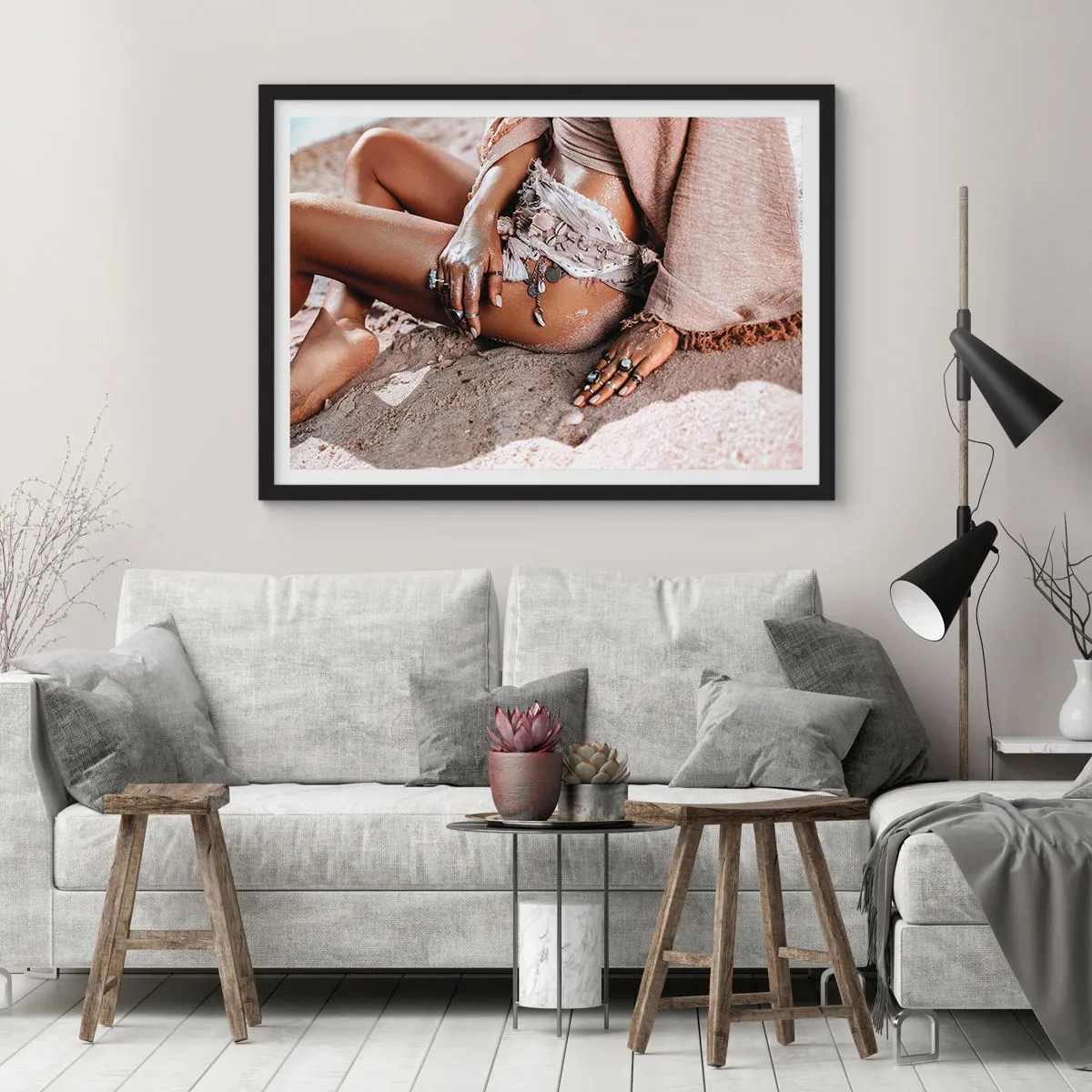 Affiche dans un cadre noir - Poster - Femme bohème sur la plage avec des bijoux - 100x70cm - Rejeté par la vague? - Décoration murale moderne pour le salon et la chambre ARTTOR