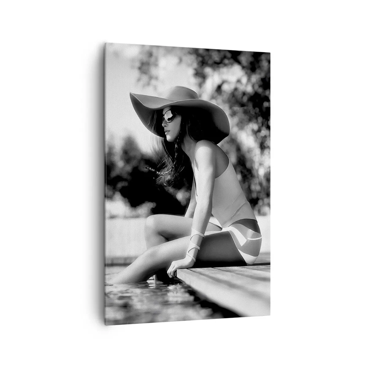 Impression sur toile - Image sur toile - Femme au chapeau au bord de la piscine en noir et blanc - 80x120cm - Rêve d'été - Décoration murale moderne pour le salon et la chambre ARTTOR
