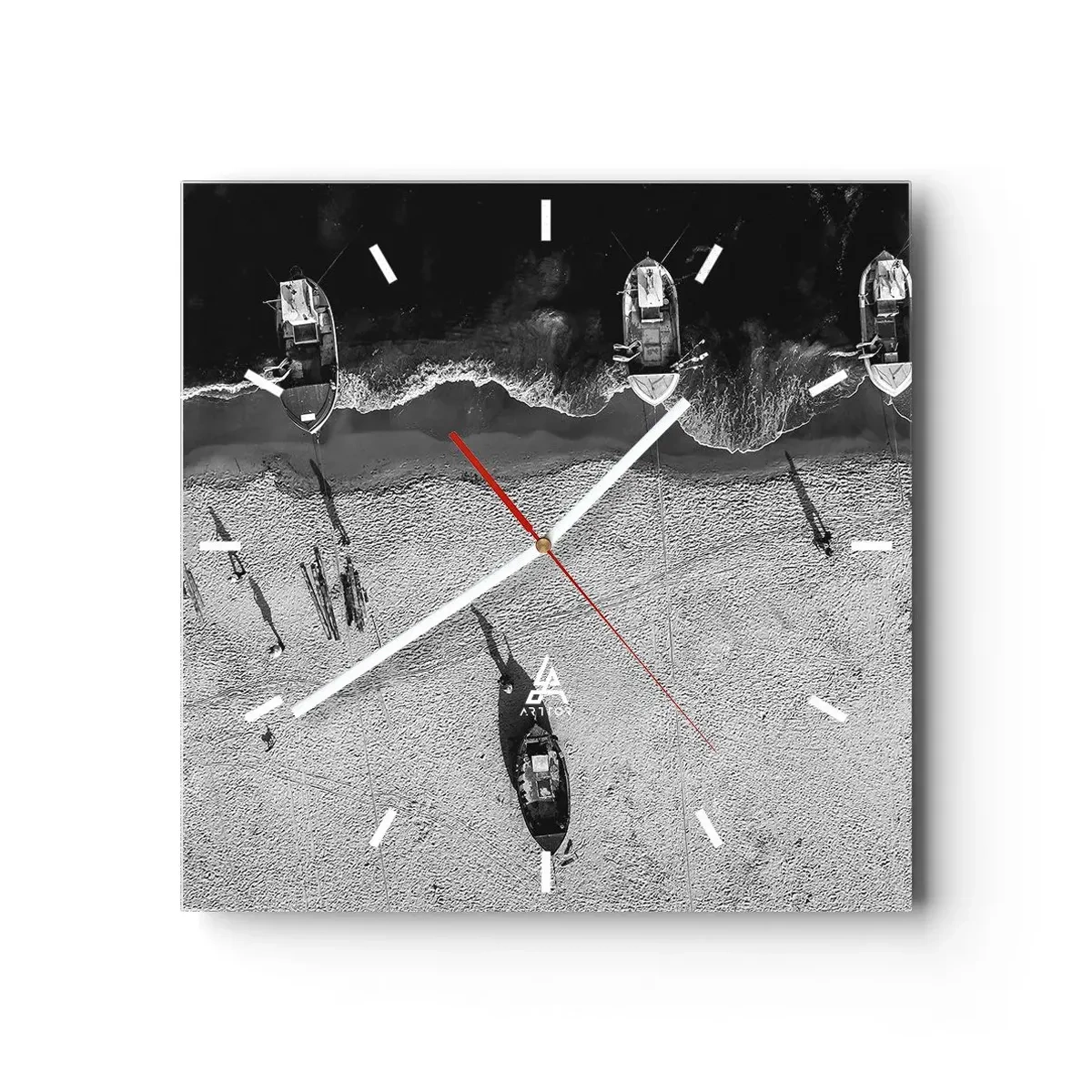 Horloge murale - Pendule murale - Vue aérienne en noir et blanc de bateaux sur la plage - 30x30cm - Toujours sur le rivage… - Décoration murale moderne pour le salon et la chambre ARTTOR