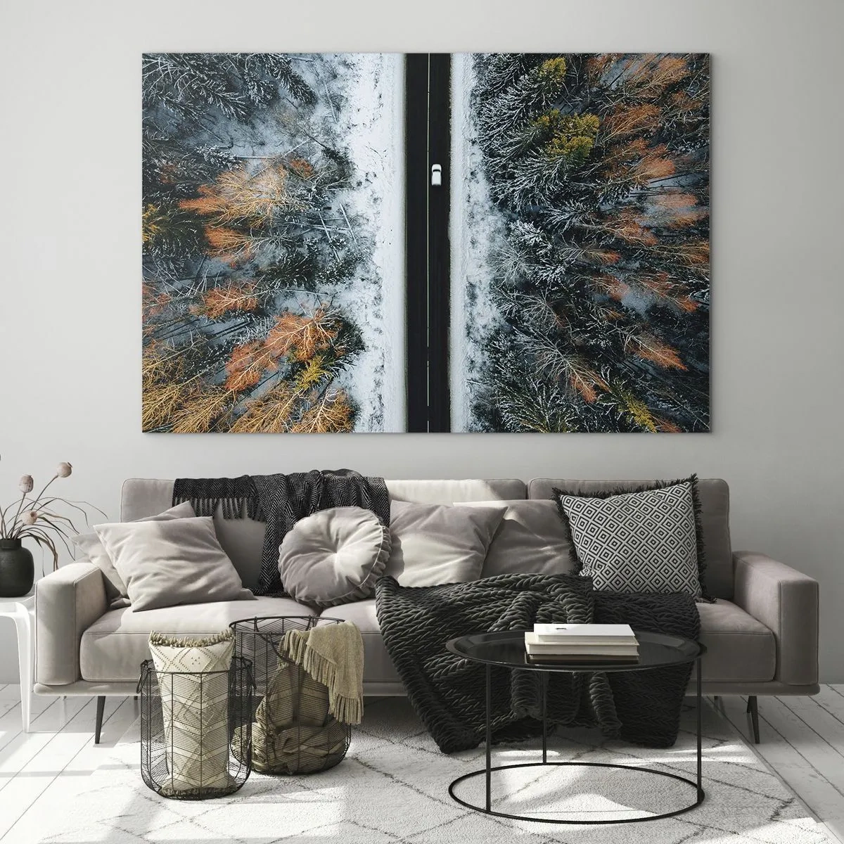 Impression sur verre - Image sur verre - Une route d'hiver à travers une forêt enneigée avec des arbres colorés - 70x50cm - Couper à travers la forêt d'hiver - Décoration murale moderne pour le salon et la chambre ARTTOR