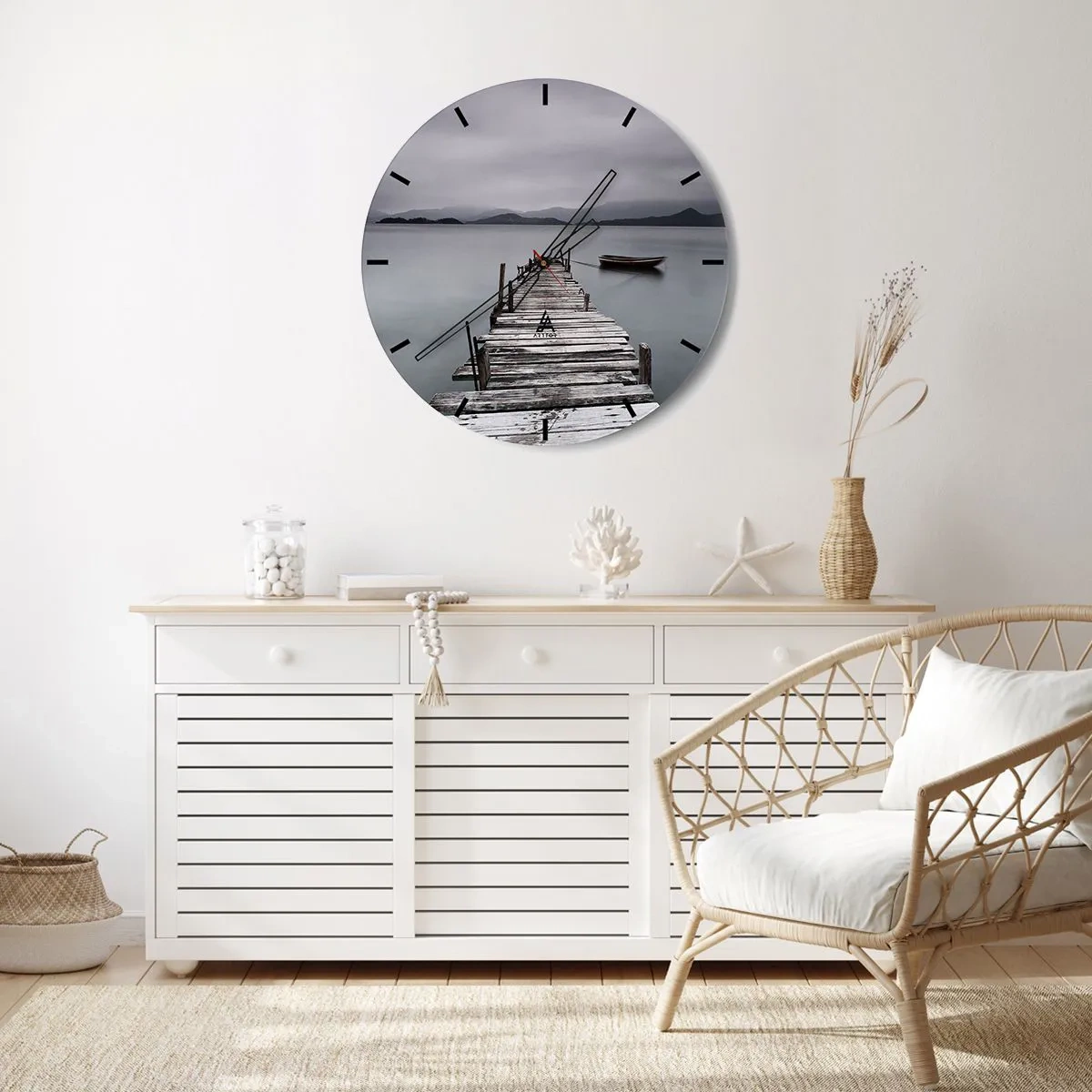 Horloge murale - Pendule murale - Une jetée en bois sur un lac calme avec un bateau en arrière-plan - 30x30cm - Tu peux partir demain - Décoration murale moderne pour le salon, la cuisine et la chambre ARTTOR