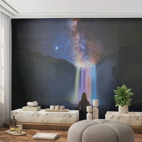 Papier Peint Photo Premium Sand - Une femme médite devant une cascade sous un ciel étoilé. - 100x70cm - Harmonie absolue - Décoration murale moderne pour le salon et la chambre ARTTOR