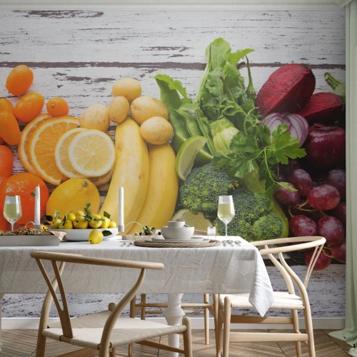 Papier Peint Photo Premium Sand - Une composition colorée de fruits et légumes sur un fond en bois - 100x70cm - Ce n'est pas suffisant? - Décoration murale moderne pour le salon et la chambre ARTTOR