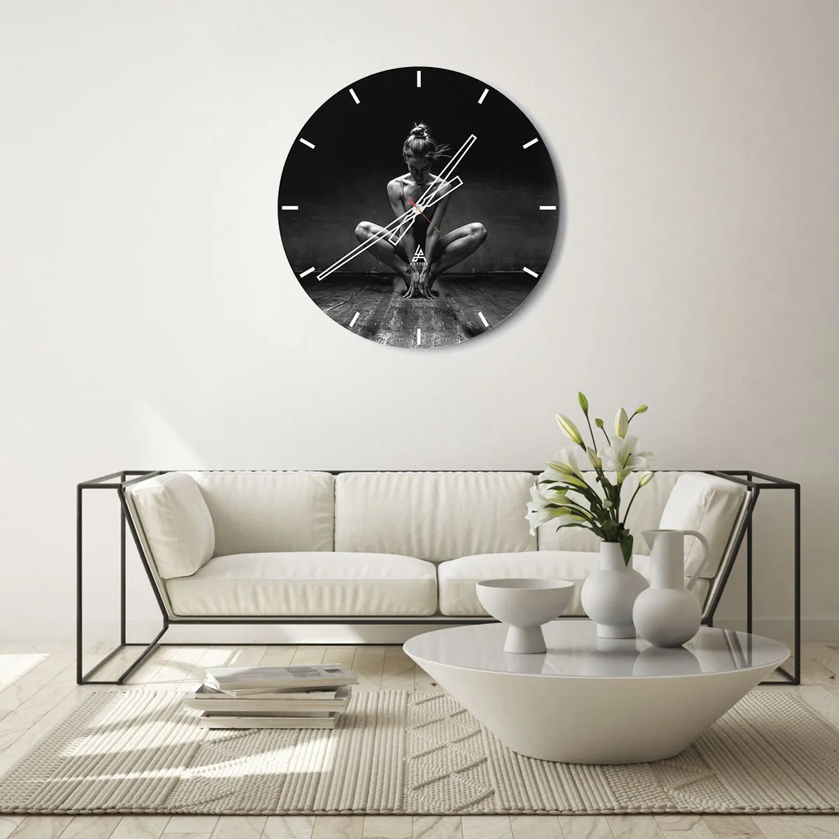 Horloge murale - Pendule murale - Portrait noir et blanc d'une danseuse dans une pose dynamique - 30x30cm - Concentration de l'énergie de la danse - Décoration murale moderne pour le salon, la cuisine et la chambre ARTTOR