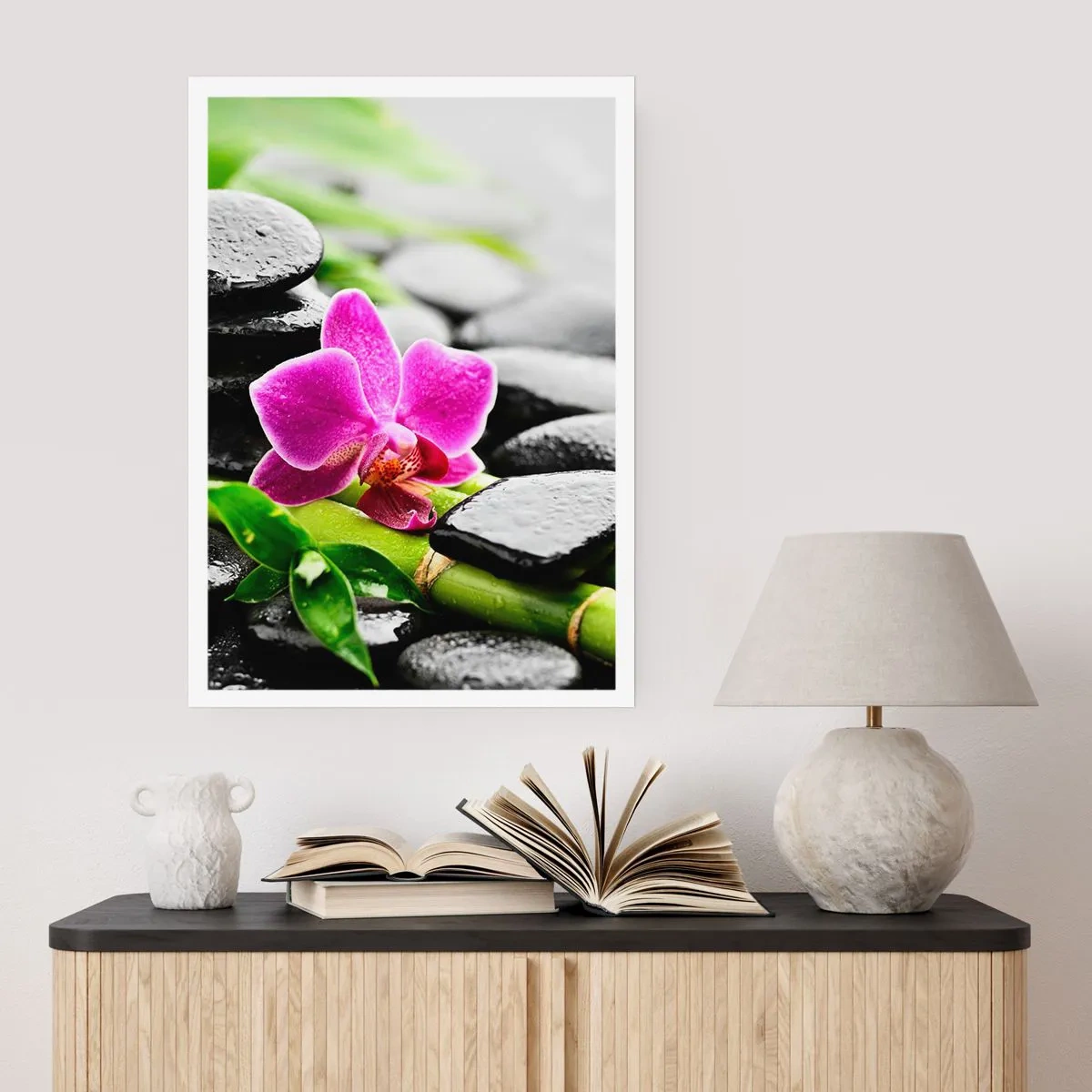 Affiche - Poster - Orchidée violette sur pierres humides et feuilles vertes - 50x70cm - Dans un équilibre de calme - Décoration murale moderne pour le salon et la chambre ARTTOR