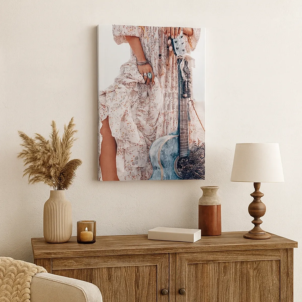 Impression sur toile - Image sur toile - Femme de style bohème avec guitare sur la plage - 50x70cm - Enfant de fleur en route - Décoration murale moderne pour le salon et la chambre ARTTOR