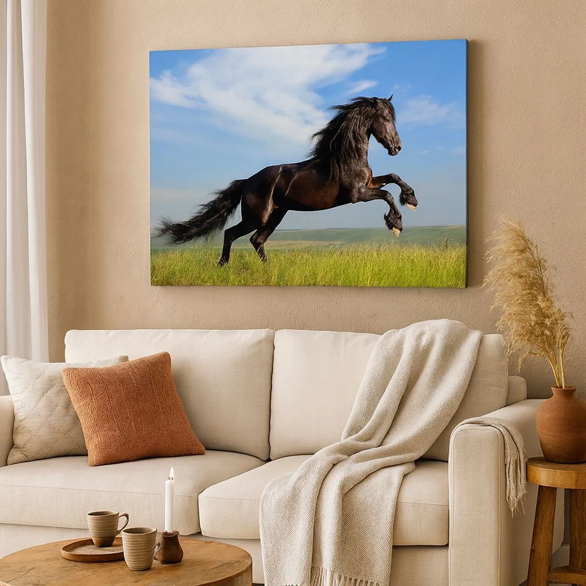 Impression sur toile - Image sur toile - Un cheval noir courant contre un ciel bleu et une prairie verte - 70x50cm - Un manifeste de liberté passionnant - Décoration murale moderne pour le salon et la chambre ARTTOR