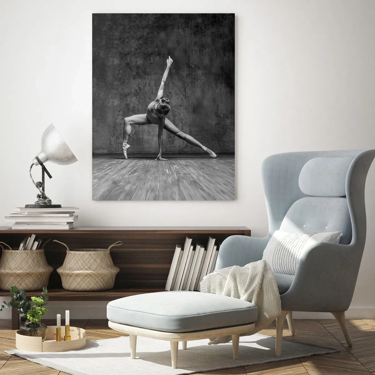 Impression sur verre - Image sur verre - Une danseuse dans une pose artistique contre un mur brut - 80x120cm - Balance idéale - Décoration murale moderne pour le salon et la chambre ARTTOR