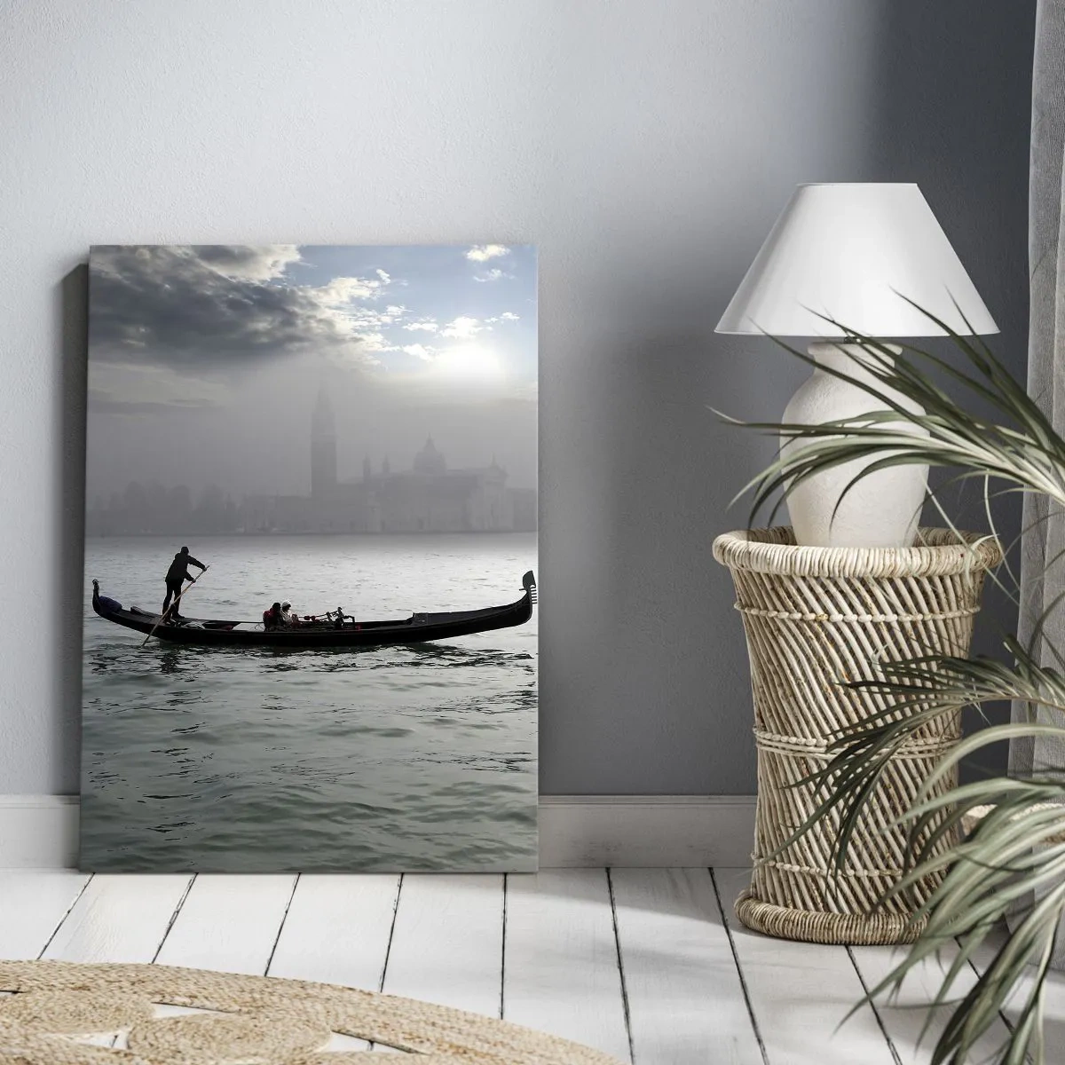 Impression sur toile - Image sur toile - Une gondole glisse sur les eaux de Venise par un matin brumeux, surplombant la ville. - 50x70cm - Une ville fabuleuse faite d'eau et de brouillard - Décoration murale moderne pour le salon et la chambre ARTTOR