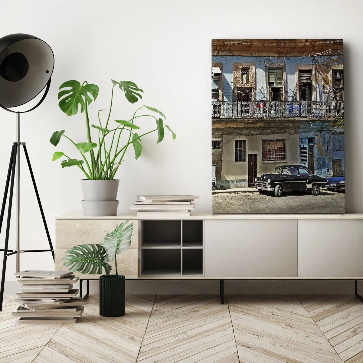 Impression sur toile - Image sur toile - Des immeubles colorés et une voiture classique dans le paysage urbain - 70x100cm - Climat hawaïen - Décoration murale moderne pour le salon et la chambre ARTTOR