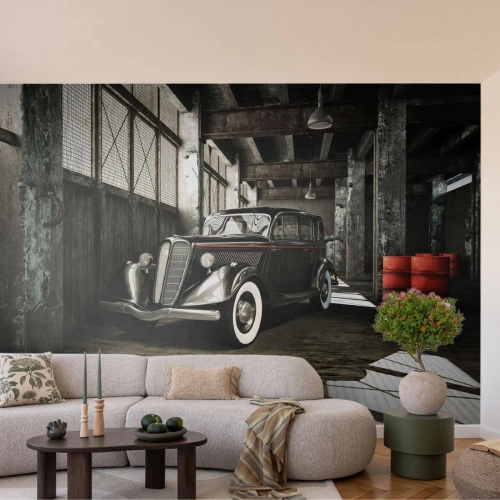 Papier Peint Photo Premium Sand - Une voiture ancienne dans un garage industriel abandonné - 100x70cm - L'élégance éternelle des années 30 - Décoration murale moderne pour le salon et la chambre ARTTOR