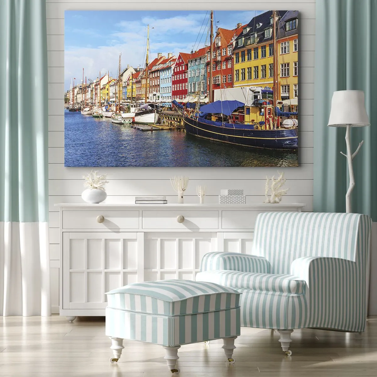 Impression sur toile - Image sur toile - Maisons colorées sur le canal avec des bateaux au soleil - 70x50cm - Quai joyeux - Décoration murale moderne pour le salon et la chambre ARTTOR