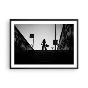 Affiche dans un cadre noir - Poster - Une figure de femme dans les escaliers en noir et blanc avec une atmosphère dynamique - 70x50cm - Pèlerinage urbain - Décoration murale moderne pour le salon et la chambre ARTTOR