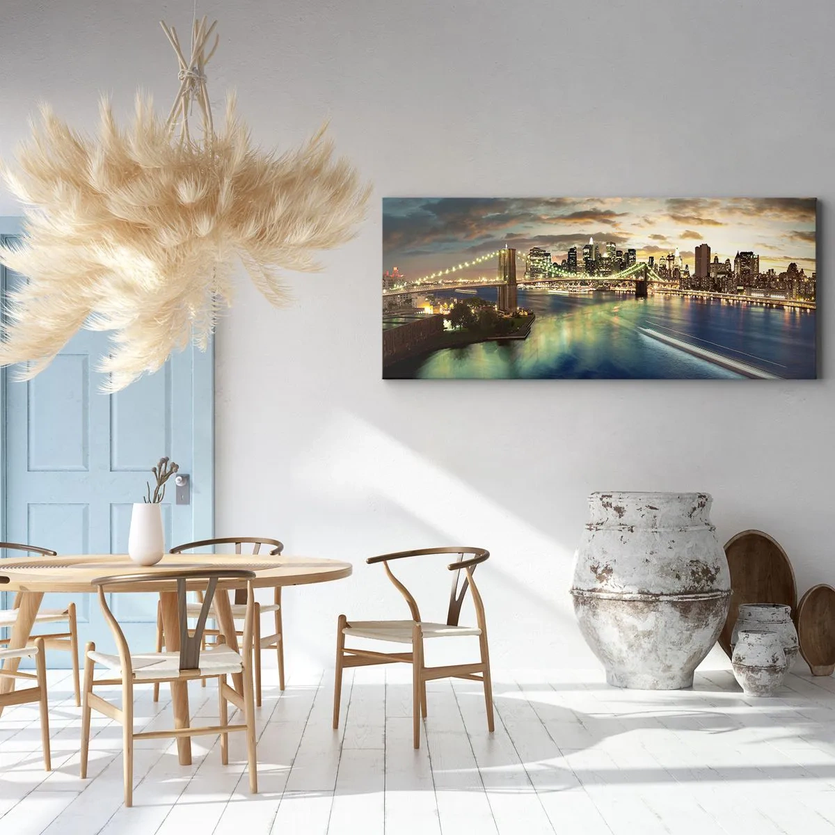 Impression sur toile - Image sur toile - Un pont illuminé avec la ville en arrière-plan, avec des lumières reflétées dans l'eau. - 160x50cm - Une soirée lumineuse sur Manhattan - Décoration murale moderne pour le salon et la chambre ARTTOR