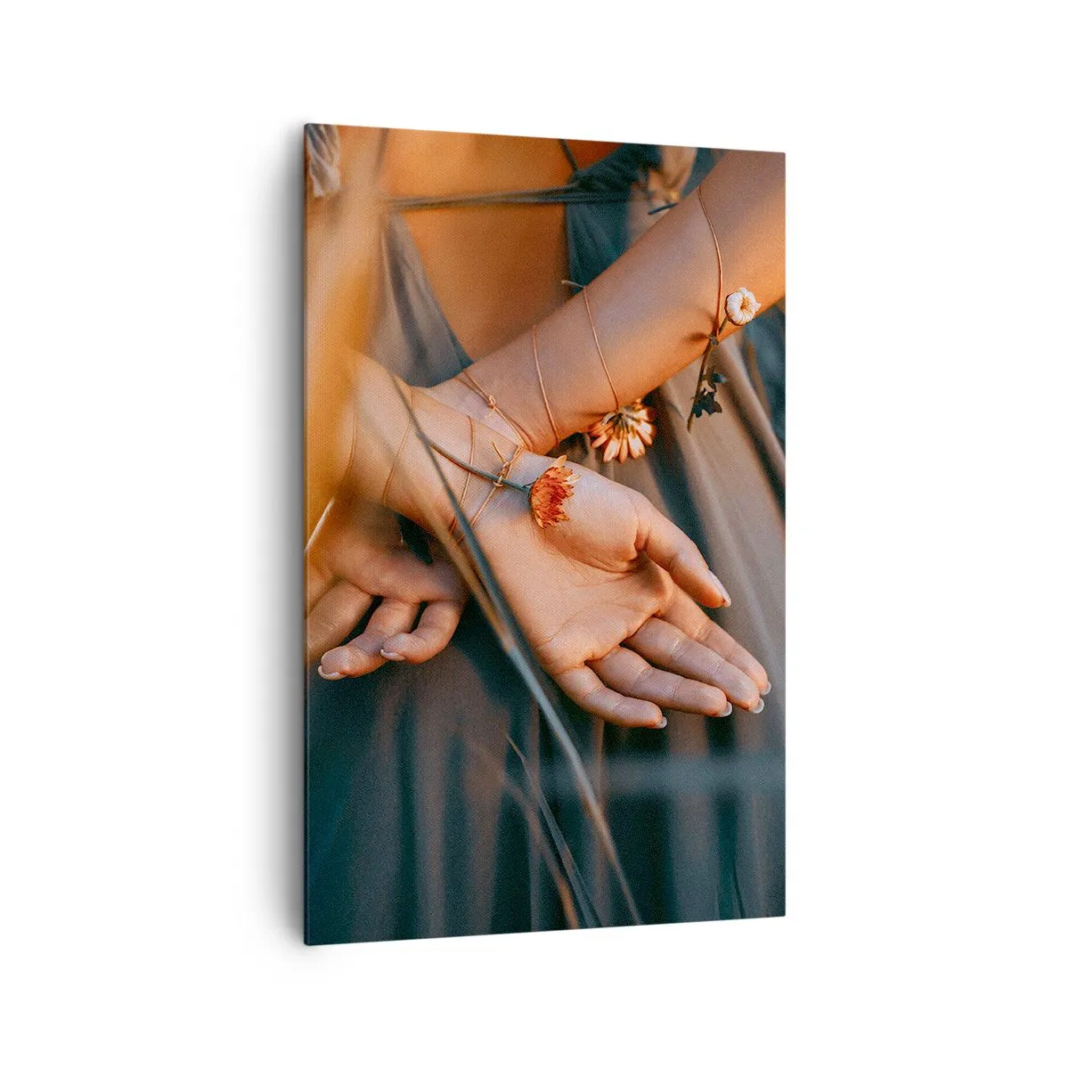 Impression sur toile - Image sur toile - Mains sensuelles avec des fleurs dans un cadre naturel - 80x120cm - Liée à la nature - Décoration murale moderne pour le salon et la chambre ARTTOR