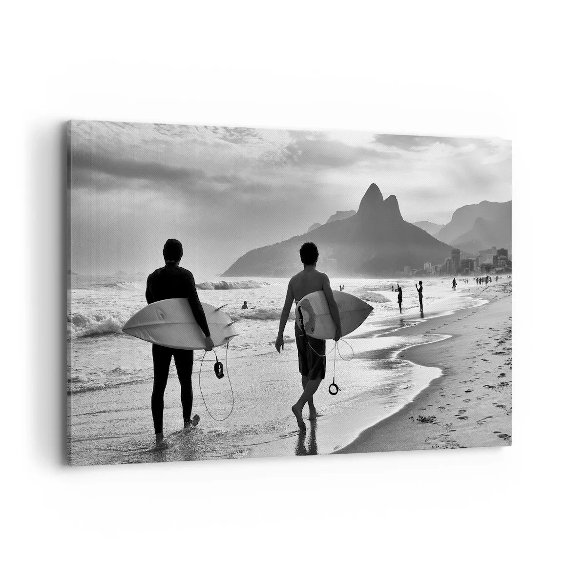 Impression sur toile - Image sur toile - Deux surfeurs marchant sur la plage avec leurs planches en noir et blanc. - 120x80cm - Samba sur une vague - Décoration murale moderne pour le salon et la chambre ARTTOR