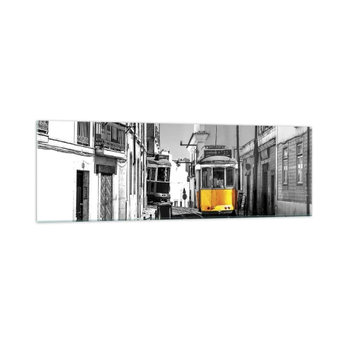 Impression sur verre - Image sur verre - Un tramway jaune dans les rues de Lisbonne dans un décor monochrome - 160x50cm - L'âme de Lisbonne - Décoration murale moderne pour le salon et la chambre ARTTOR