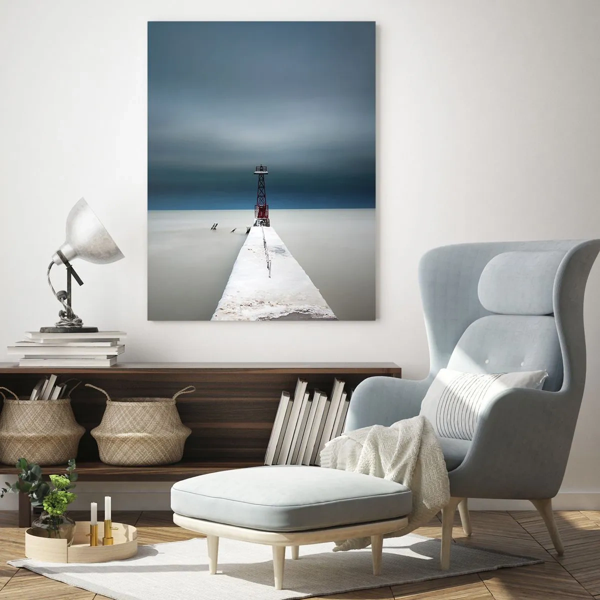Impression sur verre - Image sur verre - Un phare au bout d'une jetée en béton dans un paysage austère - 80x120cm - À la rencontre de l'immensité - Décoration murale moderne pour le salon et la chambre ARTTOR
